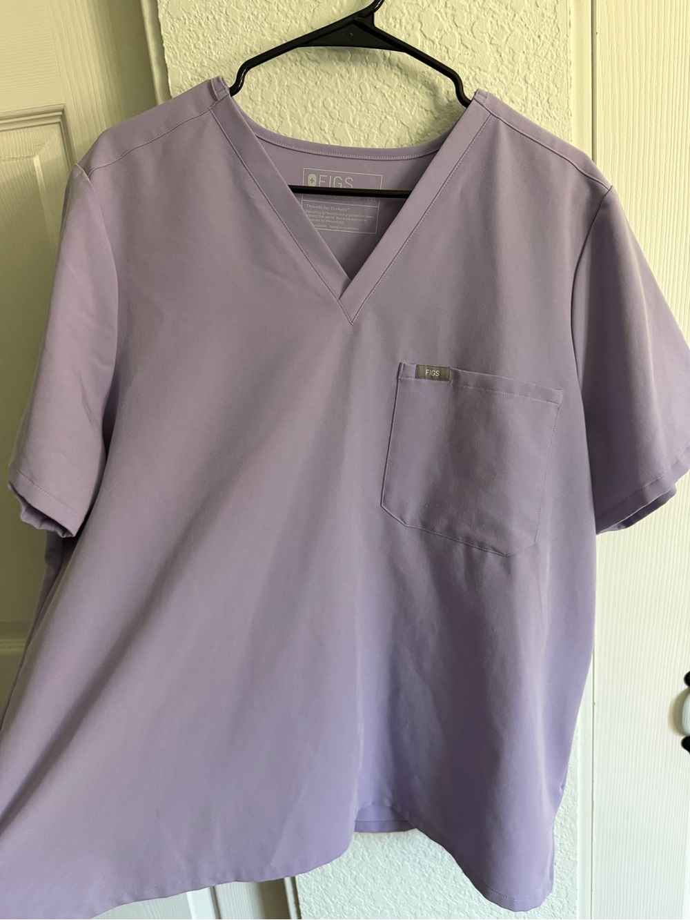 FIGS Woman’s Lilac V-Neck/Jogger Scrub Set